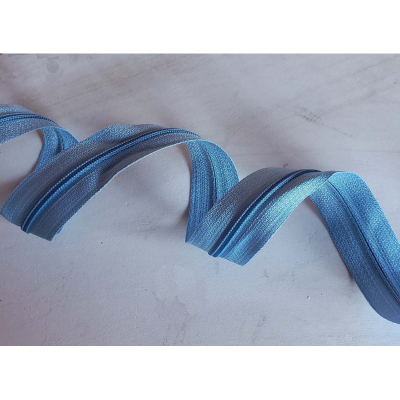 Plastic, nylon, Continuous zip - blue, size 3, twisted on wooden table