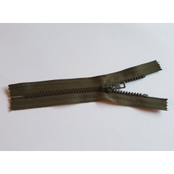 Closed-end chunky zip,16 cm long in olive green color