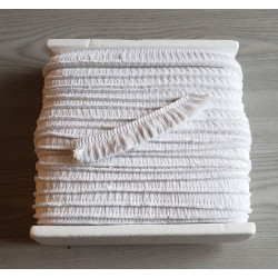 Short cotton fringe 3cm - white, full reel of the fringing placed on a grey table