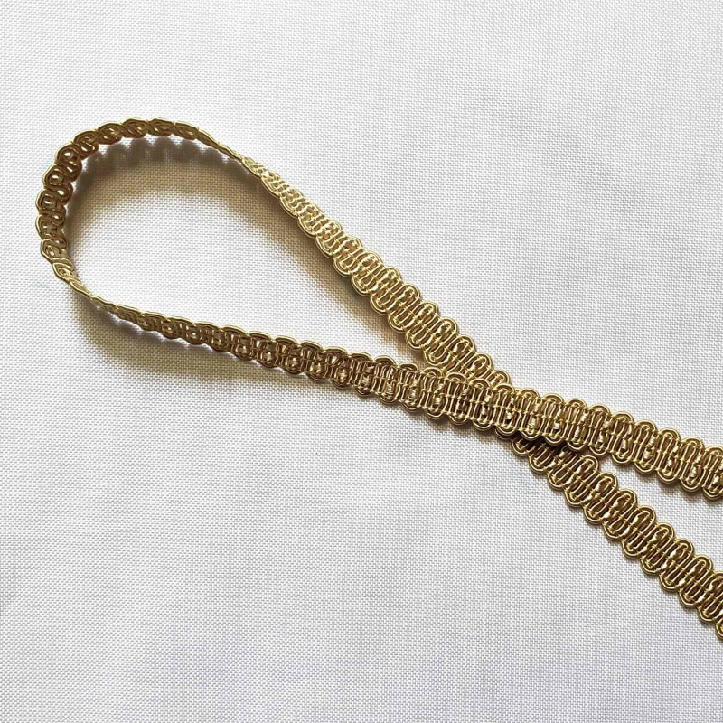 Upholstery braid 14mm - Beige color, a loop shape placed on a white background
