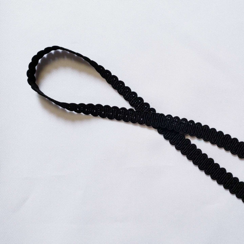 Upholstery braid 14mm - Black color, a loop shape placed on a white background