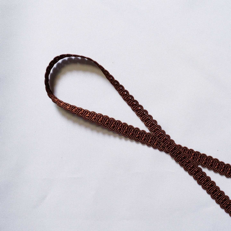 Upholstery braid 14mm - Chestnut Brown color, a loop shape placed on a white background