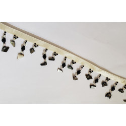 shell pieces bead fringing - cream - 4,5cm long, placed on a white background