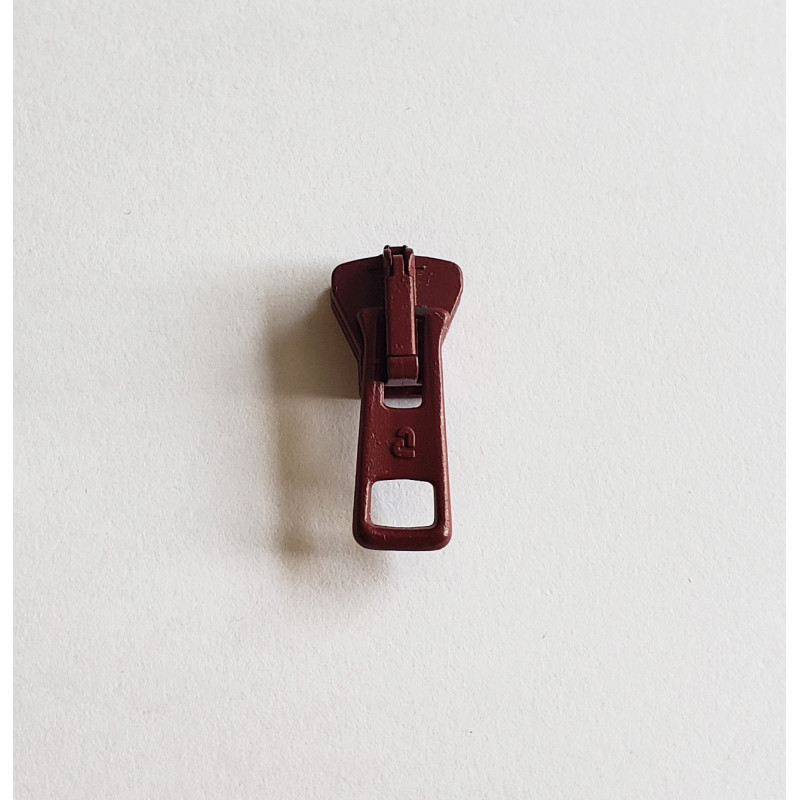 zip slider-chunky- size 5 - burgundy color, placed on a white background